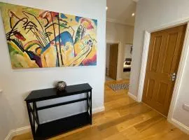 Travaal.©om - 2 Bed Serviced Apartment Farnborough