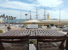 Apartamento na marina com vista 180º junto à praia，位于塞图巴尔的酒店