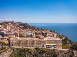 爱克赛希尔宫殿酒店，位于陶尔米纳的带泳池的酒店