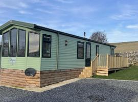 Immaculate 2-Bed Static Caravan at Monrieth，位于牛顿斯图尔特的酒店
