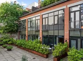 Townhouse with private Terrace- 5-minute walk from Tivoli