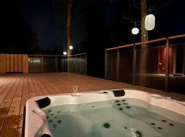 Log cabin with hot tub and views，位于Ludvigsborg的酒店