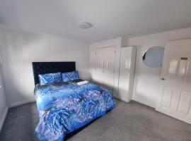 Bright and Spacious King & Double Rooms, Free Private Parking, Close to Heathrow，位于Cranford的酒店