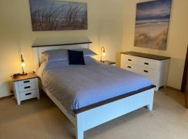 Picture Paradise with sea views，位于金斯科特的酒店