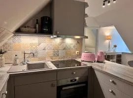 Sky & Sand Homes Wattläufer I Nordsee-Auszeit im Reetdachanwesen mit Parkgarten