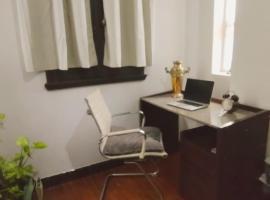 Room in shared flat, Art Deco apartament in center city，位于蒙得维的亚的自助式住宿