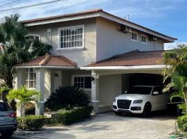 Apartamento Moderno en Villas del Golf de 2 habitaciones，位于奇特雷的酒店