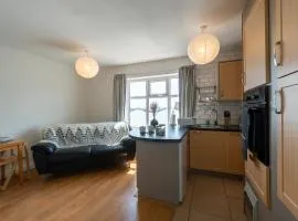 Luxury 1st floor modern flat, close to city with free parking
