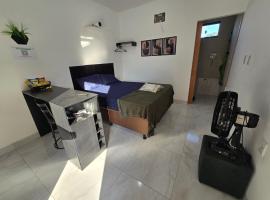 Flat completo a 10 minutos de vários espaços de festa，位于阿帕雷西达迪戈亚尼亚的酒店