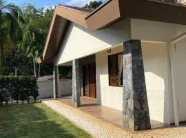 Casa ampla com área externa e estacionamento