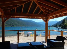 Beach front cabin near Nelson, BC，位于尼尔逊的酒店