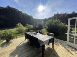 Naturperle midt i skoven, ved s&oslash; og eng，位于瓦埃勒的别墅