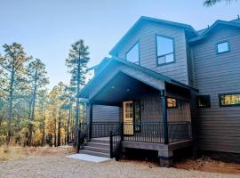 Beautiful Heber Cabin Retreat，位于Overgaard的酒店
