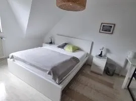 Privates Doppelbettzimmer mit Flachbild TV und Küche bei Hamburg City und Airport