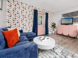 8 Mins to Beach, King Bed, Private Fenced Yard, Free Parking