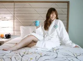 New 2025-Ocean Sands Beach Boutique Inn-Sauna and Salt-Mineral Pool -Free Beach Bikes and Famous Beach-Nightly Popcorn-Bathrobes and Sunscreen in all rooms-Ultra Sparkling-Free Laundry-4 Grand Presidential Black Beds in all rooms-Savings#252-242-SAND