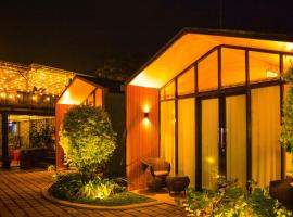 Terrace Garden Glamping Bogor，位于Gadog的豪华帐篷