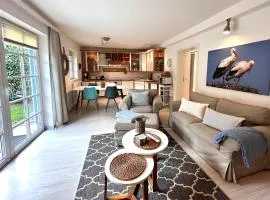 Sky & Sand Homes Storchennest I Cozy Wohnung fuer 4 Gäste mit Terrasse und Parkgarten im Reetdachanwesen in SPO