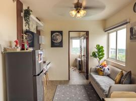 Family-Friendly 2BR Staycation near Nuvali & Enchanted Kingdom，位于Puting Kahoy的酒店