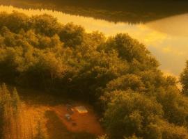 La Sauterelle Gîte insolite bord du lac de Chaumeçon, Morvan，位于Saint-Martin-du-Puy的酒店