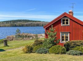 Cozy Home In Boxholm With Lake View，位于Boxholm的酒店