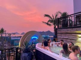 The One Hostel & Rooftop Bar Catba，位于吉婆岛的酒店