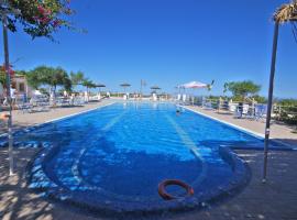 Santorini Camping & Hostel，位于费拉的酒店