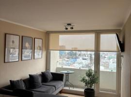 Moderno Depto en el Centro de Chillan con estacionamiento，位于奇廉的酒店