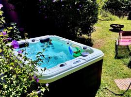 Ruhe & Erholung im Gr&uuml;nen! Mediterranes Landhaus-Apartment mit Jacuzzi f&uuml;r bis zu 4 Personen，位于Merchweiler的带泳池的酒店