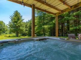 Secluded Getaway- 10 Mins to Blue Ridge Parkway, Sleeps 8, Hot Tub, Fire Pit，位于Ennice的酒店