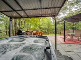 Stunning! Pocono Escape! HotTub Sauna Pool Ski Pet-Friendly Firepit Game Room Fireplace BBQ Lakes Tennis Fishing，位于Long Pond的酒店