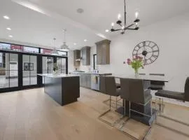 Jungle House Columbus Sleep 15 Downtown Ohio Free Parking - Near Convention Center & Nationwide Arena - 3BR Short North Luxury Home - Over 5,800 Five Star Stays