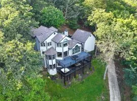 Hot Tub, Decks & 2 Kitchens: Mtn-View Jasper Gem!
