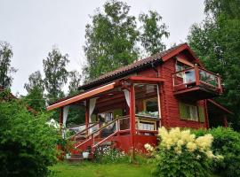 Stuga i R&auml;ttvik med utsikt &ouml;ver Siljan，位于赖特维克的乡村别墅