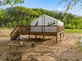Glamping Tent/Red River Access/2 Queen Beds