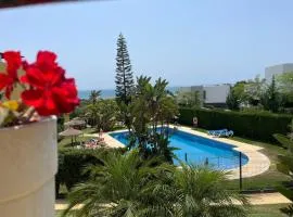 Precioso apartamento cerca de Marbella con vistas y playa