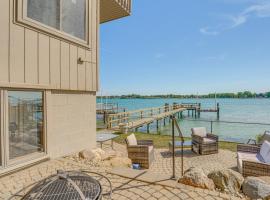 Spacious Riverfront Home with Dock in St Clair!，位于St. Clair的酒店