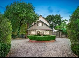 5-Bed Secret Garden House，位于克罗伊登的酒店