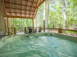 Updated 2 Bd Cabin, Hot Tub, Mins to New River & Parkway