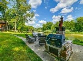 Riverfront Hallstead Cabin: Kayaks & Fire Pit!