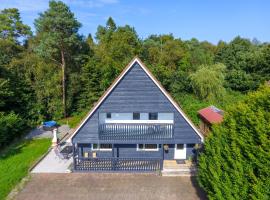 Large Newly Refurbished Lakeside Chalet With Optional Private Hot Tub，位于Duneena的酒店