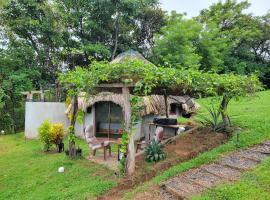 Lodge LA EMBERÁ I Osez l'insolite tout confort，位于Los Pontones的酒店