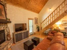 Stone's Throw Bungalow-- Hot Tub, Modern & Updated, Sleeps 2