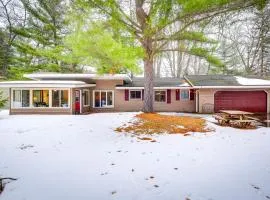Cozy Cottage with Sunroom - Walk to Higgins Lake!