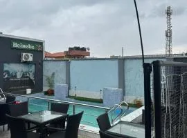 Dee Rocket Hotel & Lounge