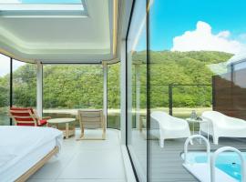 Hongcheon Hutopia Glamping，位于洪川郡的豪华帐篷营地