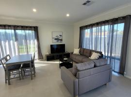 Charming new home in Yanchep，位于扬切普的酒店