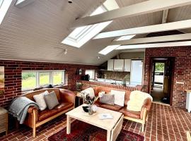 Luxury Holiday Home with Hot Tub & Wifi，位于宝可波的酒店