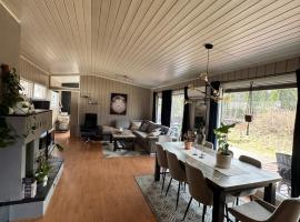 Sentral familievennlig enebolig，位于Åmot的酒店