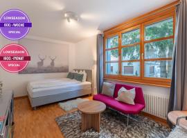 Very Central Lenzerheide Studio with Garage & Smart TV For Relax & Adventure，位于伦策海德的酒店
